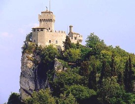 Фото Сан-Марино. Замок на склоне горы Монте-Титано в Сан-Марино