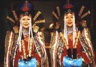 Монголия. Праздничный монгольский костюм.