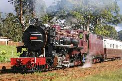 Кения. Музейный экспонат локомотива.