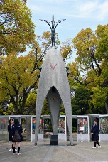 Япония. Хиросима. Детский монумент.