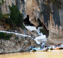 Лаос. Окрестности Луанг-Прабанга вход в пещеры Пакоу.