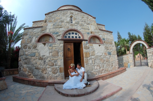 Свадьба на Кипре. Бракосочетание у часовенки в центральном парке города Пафос